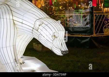 Primo piano della scultura illuminata dell'orso polare in uno spettacolo di luci natalizie a Cardiff. Foto Stock