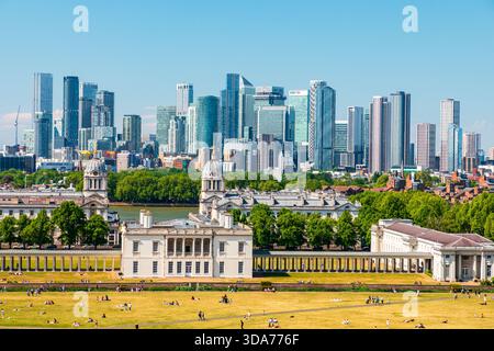 Londra, Regno Unito: 11 maggio 2025. I monumenti storici di Greenwich si trovano accanto al moderno skyline di Canary Wharf, mentre il Royal Naval College incornicia il fiume e il parco Foto Stock