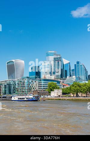 Londra, Regno Unito: 11 maggio 2025. Vivace vista della città di Londra sul lungofiume di Londra, caratterizzata da un'iconica e alta architettura, edifici storici e verde tr Foto Stock