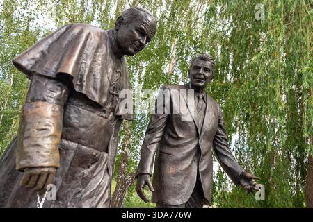 Danzica, Polonia: 3 giugno 2024: Due statue in bronzo a grandezza naturale - monumento con statue del presidente degli Stati Uniti Ronald Reagan e Papa Giovanni Paolo II - SIT A. Foto Stock