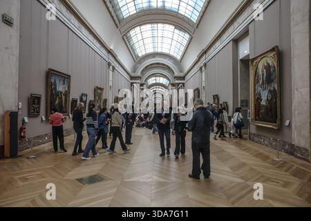 Saint Ouen, Parigi, Francia. 8 dicembre 2025. Lunedì 8 dicembre, tutti i sindacati del Louvre (CFDT-CGT e sud) hanno votato a favore dello sciopero del 15 dicembre, che potrebbe essere rinnovato ''« l'ultimo sciopero lampo, del 16 giugno, è durato poche ore. (Credit Image: © Sadak Souici/ZUMA Press Wire) SOLO PER USO EDITORIALE! Non per USO commerciale! Foto Stock