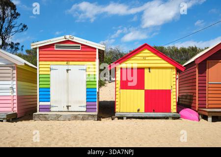 Colorate e iconiche cabine da bagno a Dendy Street Beach nel sobborgo sulla spiaggia di Brighton, un'attrazione turistica a Melbourne, Victoria, Australia. Foto Stock