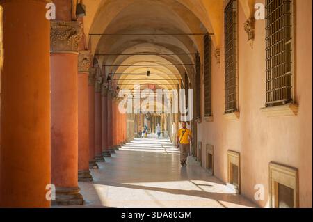 La galleria d'arte di Bologna, vista in estate di una galleria medievale, o portico, nella strada maggiore, nel centro storico di Bologna, in Italia. Foto Stock