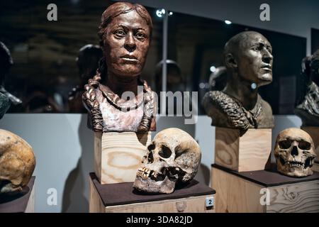 Ricostruzioni facciali di antichi popoli dai loro teschi: Abakan, Russia - 12 giugno 2024 Foto Stock