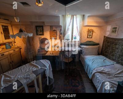 Incantevole vista sul Vicolo d'Oro, una stretta strada storica situata all'interno del Castello di Praga. Foto di alta qualità Foto Stock