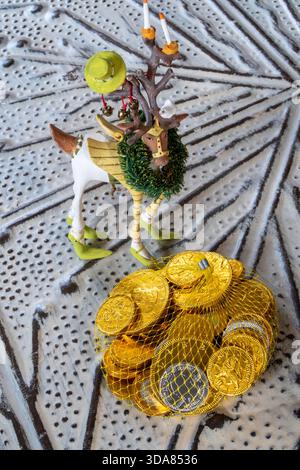 Natura morta della lamina di cioccolato Coins of the World Wrapped at the Holidays, USA, 2025, USA Foto Stock