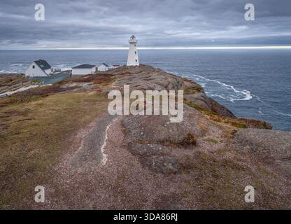 Edifici e faro sulla costa rocciosa di Cape Spear, Terranova e Labrador, Canada Foto Stock