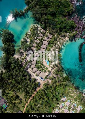 Scoprite la bellezza serena dell'isola di Koh Kood, in Thailandia, con splendide acque turchesi che circondano eleganti resort immersi nel verde lussureggiante. Un perfetto paradiso tropicale ti attende. Foto Stock