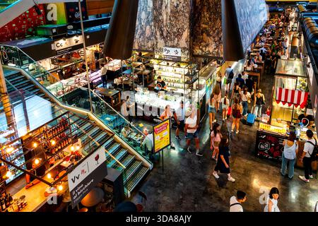 Bancarelle gastronomiche e zona pranzo all'interno del mercato centrale presso la stazione ferroviaria di Roma termini. Foto Stock