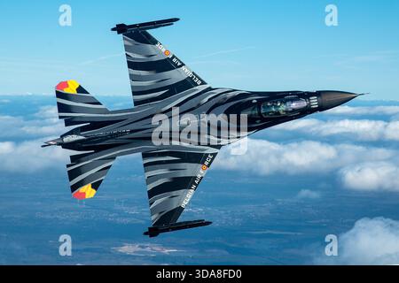 F-16AM Fighting Falcon fa-101, 6H-101, gestito dall'aeronautica belga, livrea Dark Falcon, eseguendo manovre bancarie al Sanicole Air Show 2019 in Belgio. Foto Stock