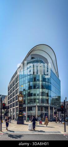 Londra, Regno Unito, 27 aprile 2025, veduta del Little Ben Clock, una torre dell'orologio in ghisa in miniatura, situata in un edificio moderno a Westminster Foto Stock