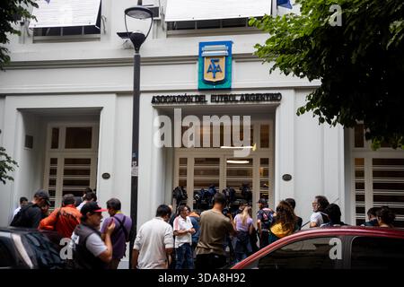 Buenos Aires, Argentina. 9 dicembre 2025. I giornalisti si trovano di fronte alla sede della Federazione calcistica argentina (AFA), che viene perquisita dalla polizia nell'ambito di un'indagine su un fornitore di servizi finanziari e uno sponsor di camicie. Crediti: Tomas Cuesta/dpa/Alamy Live News Foto Stock