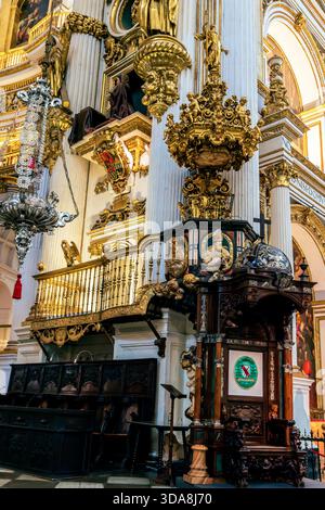 Pulpito dalla parte del Vangelo. Contiene una scultura di misericordia che incorona la scena di conversione, così come quattro medaglioni ovali con la corrispondente h Foto Stock