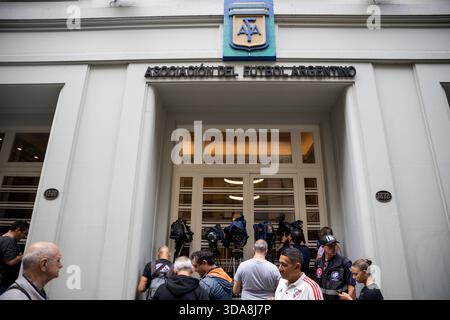 Buenos Aires, Argentina. 9 dicembre 2025. I giornalisti si trovano di fronte alla sede della Federazione calcistica argentina (AFA), che viene perquisita dalla polizia nell'ambito di un'indagine su un fornitore di servizi finanziari e uno sponsor di camicie. Crediti: Tomas Cuesta/dpa/Alamy Live News Foto Stock