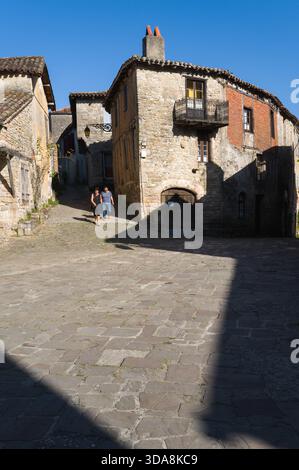 Strade strette e case nel borgo medievale di penne. Con una passeggiata attraverso il villaggio di penne e la sua fortezza, lo Chateau de penne è un castello del XII secolo Foto Stock
