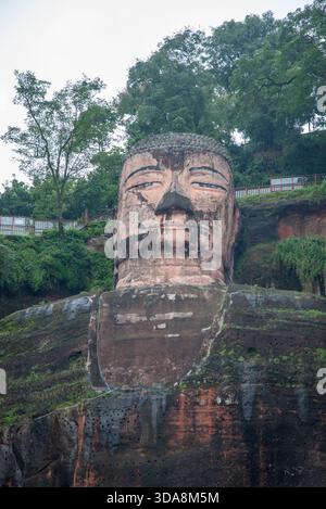 Ammira il gigante Buddha di Leshan in Cina Foto Stock