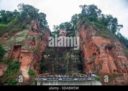 Ammira il Buddha gigante di Leshan con turisti in Cina Foto Stock