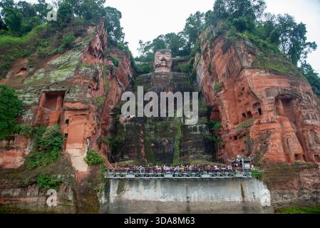 Ammira il Buddha gigante di Leshan con turisti in Cina Foto Stock