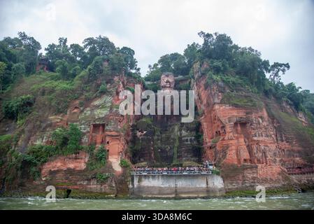 Ammira il Buddha gigante di Leshan con turisti in Cina Foto Stock