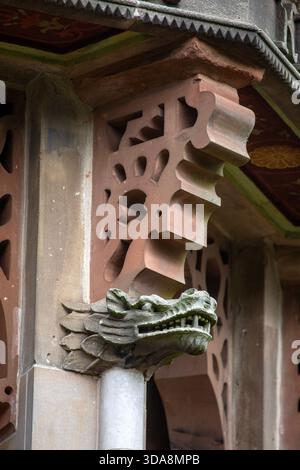Una scultura del drago all'esterno del Campanile Cinese, situata nell'Arboretum di Nottingham, Regno Unito. Foto Stock