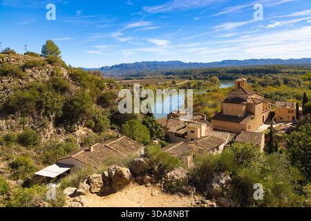 Vista panoramica del fiume Ebro che si snoda attraverso una valle verde vista dai muri di pietra del castello di Miravet in Catalogna, Spagna. Foto Stock