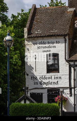 Nottingham, Regno Unito - 28 giugno 2025: YE Olde Trip to Jerusalem Public House situato accanto al castello di Nottingham nella città di Nottingham, Regno Unito. Dice di sì Foto Stock