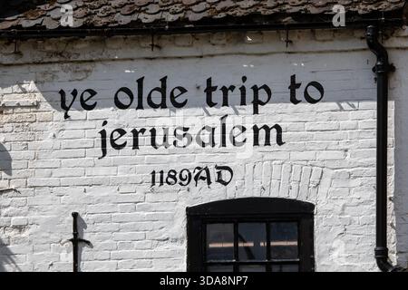 Nottingham, Regno Unito - 28 giugno 2025: YE Olde Trip to Jerusalem Public House situato accanto al castello di Nottingham nella città di Nottingham, Regno Unito. Dice di sì Foto Stock