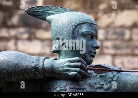 Nottingham, Regno Unito - 28 giugno 2025: Statua dell'eroico fuorilegge Robin Hood nel castello di Nottingham, nella città di Nottingham, Regno Unito. Foto Stock