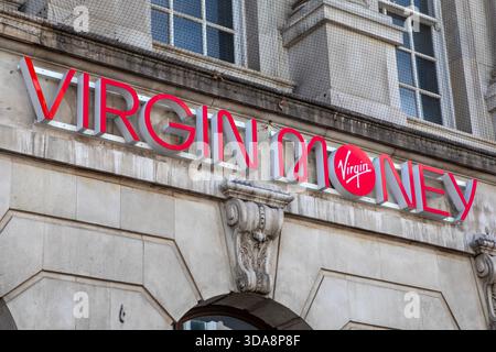 Nottingham, Regno Unito - 28 giugno 2025: Filiale di Virgin Money nella città di Nottingham, Regno Unito. Foto Stock