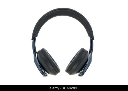 Le cuffie wireless over-ear nere con cuscinetti imbottiti e un archetto imbottito sono mostrate isolate su uno sfondo bianco, evidenziando il loro design elegante Foto Stock