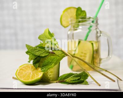 Sana menta cetriolo e bevanda disintossicante rinfrescante al calce Foto Stock