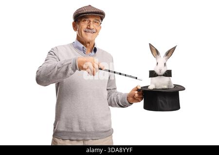 Uomo anziano che esegue un trucco magico con cappello e coniglio isolato su sfondo bianco Foto Stock