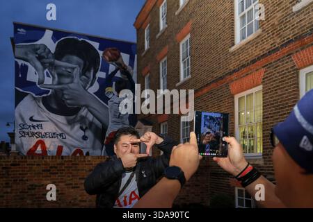 Tottenham Hotspur Stadium, Londra, Regno Unito. 9 dicembre 2025. UEFA Champions League Football, Tottenham Hotspur contro Slavia Praga; tifosi, tifosi, si scattano selfie davanti al murale del nuovo figlio Heung-min accanto allo stadio Tottenham Hotspur credito: Action Plus Sports/Alamy Live News Foto Stock