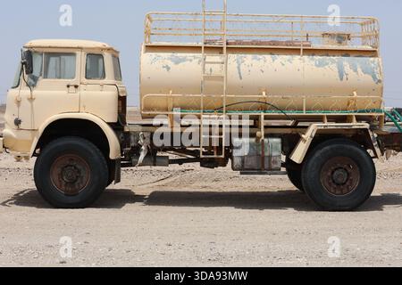 Bedform MK 1960 nel deserto in Oman. Questo camion è una leggenda usata dai militari britannici e in Medio Oriente. Foto Stock