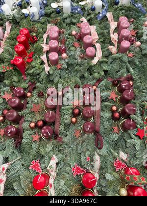 Candele colorate di Natale con rami di abete, decorazioni natalizie con candele. Foto Stock
