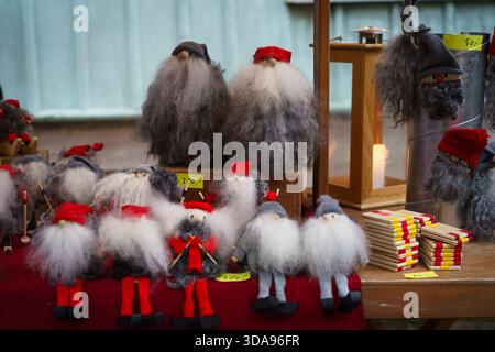 Örebro, Närke - Svezia, 12-09-2025 Elfi ornamentali al mercatino di natale di Wadköping. Foto Stock