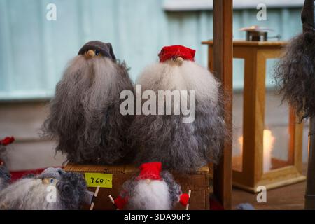 Örebro, Närke - Svezia, 12-09-2025 Elfi ornamentali al mercatino di natale di Wadköping. Foto Stock