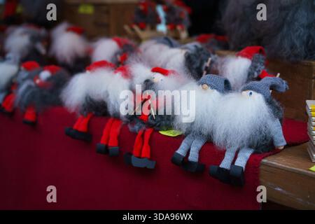 Örebro, Närke - Svezia, 12-09-2025 Elfi ornamentali al mercatino di natale di Wadköping. Foto Stock