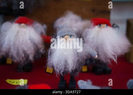 Örebro, Närke - Svezia, 12-09-2025 Elfi ornamentali al mercatino di natale di Wadköping. Foto Stock