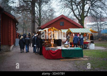 Örebro, Närke - Svezia, 12-09-2025 persone al mercatino di natale di Wadköping. Foto Stock