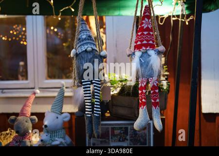 Örebro, Närke - Svezia, 12-09-2025 Elfi ornamentali al mercatino di natale di Wadköping. Foto Stock