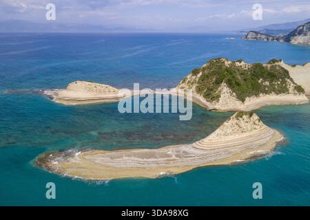 Vista aerea delle scogliere e delle acque turchesi che circondano le formazioni rocciose uniche di Capo Drastis, Corfù, Corfù, Grecia. Foto Stock