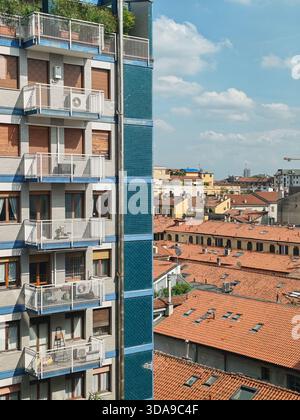Milano, Italia - 21 maggio 2025: Vista dall'hotel nel quartiere dei Navigli su edificio residenziale e tetti di tegole rosse Foto Stock