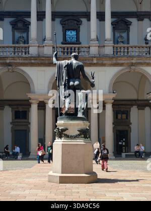 Milano, Italia - 23 maggio 2025: Il cortile interno della Pinacoteca di Brera con la monumentale statua in bronzo di Napoleone come Marte il Peacemaker Foto Stock