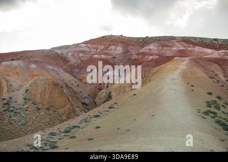 Valle Kyzyl-Chin “Altai Mars” con montagne colorate Foto Stock