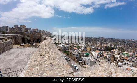 Vista panoramica di un paesaggio urbano da una storica fortezza in pietra. Tripoli, Libano Foto Stock