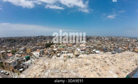 Vista panoramica di un paesaggio urbano densamente popolato sotto un cielo blu. Tripoli, Libano Foto Stock