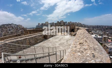 Vista panoramica di una fortezza storica con paesaggio urbano sullo sfondo. Tripoli, Libano Foto Stock