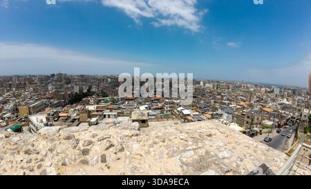 Vista panoramica di un paesaggio urbano densamente popolato sotto un cielo blu. Tripoli, Libano. Foto Stock