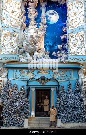 Londra, Regno Unito - 2 dicembre 2025: La splendida facciata Christmassy di Annabel a Mayfair, Londra, Regno Unito. Foto Stock